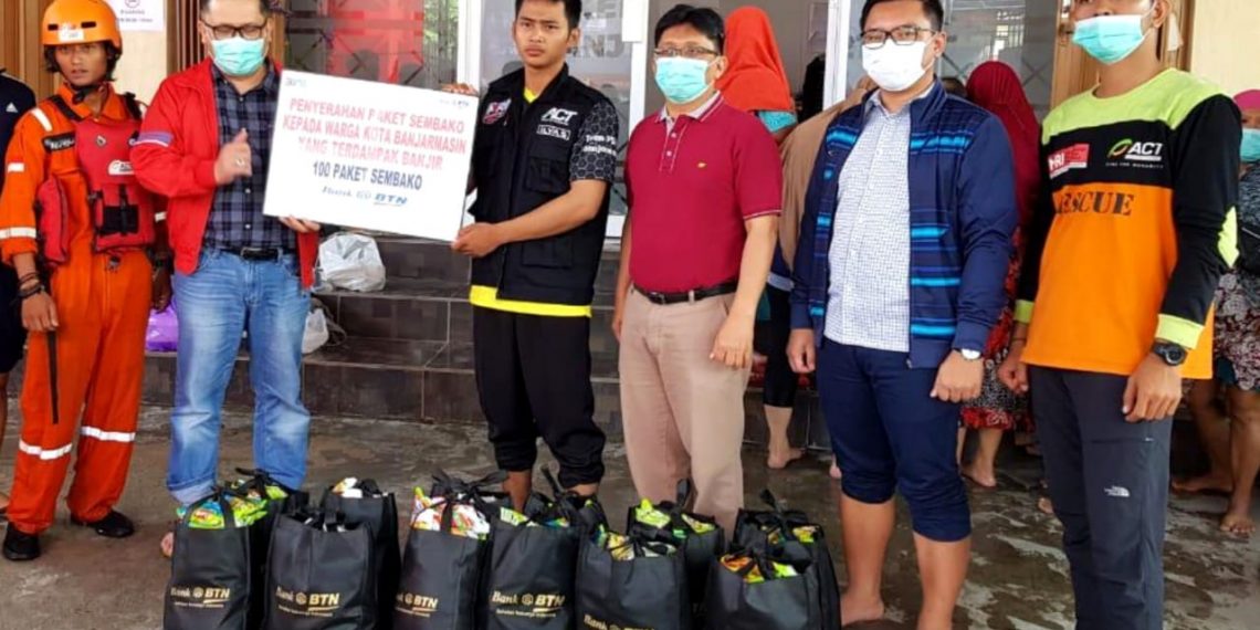 Terjun Langsung Bantu Korban Banjir