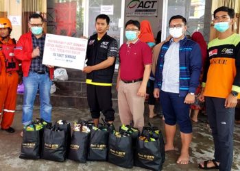 Terjun Langsung Bantu Korban Banjir