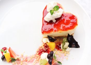 Strawberry Cheessee Cake Temani Pengunjung Saat Rileks di THE 101 Bogor Suryakancana