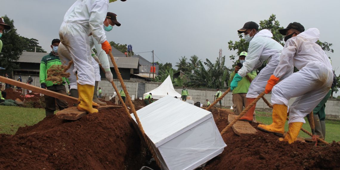 Pemakaman Jenazah Covid-19 di TPU Bambu Apus