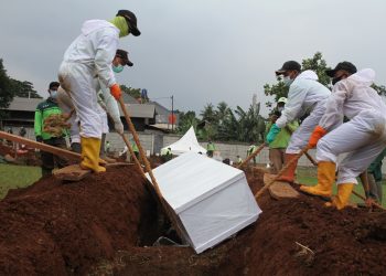 Pemakaman Jenazah Covid-19 di TPU Bambu Apus