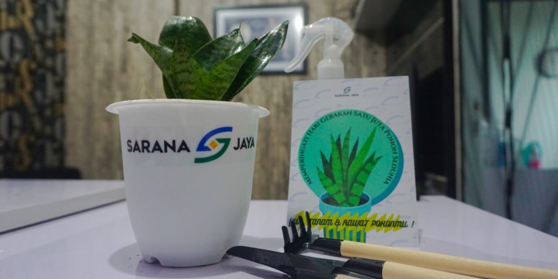 Sarana Jaya Gulirkan Program ‘Bagi, Tanam, Rawat’ dengan Membagi-bagikan 2.021 Tanaman
