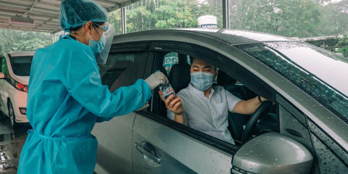 Le Minerale Bagikan Air Mineral Gratis di Antrian Drive Thru Tes Covid-19
