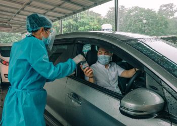 Le Minerale Bagikan Air Mineral Gratis di Antrian Drive Thru Tes Covid-19