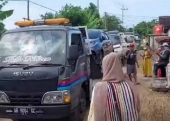 Tidak Bisa Nyetir, Mobil Warga “Desa Miliarder” Tuban Ringsek Serempet Pagar