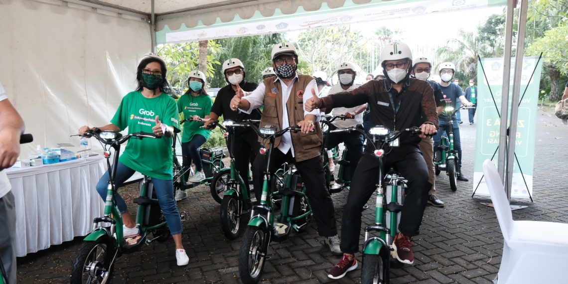 Menparekraf Sandiaga Uno Puji Layanan Vaksinasi Grab Vaccine Center Melalui Konsep Drive-Thru di Bali