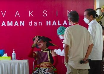 Presiden Jokowi Tinjau Vaksinasi Pekerja Seni di Yogyakarta