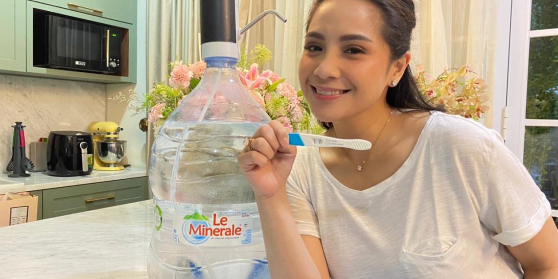 Protektif Terhadap Kehamilan Nagita, Raffi Ahmad Konsumsi Air Mineral Alami