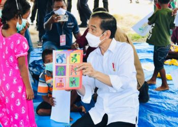 Presiden Jokowi Tinjau Posko Pengungsian Korban Banjir di Lembata NTT