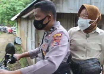 Tembus Desa Terisolir akibat Banjir Bandang NTT, Mensos Dibonceng Naik Motor