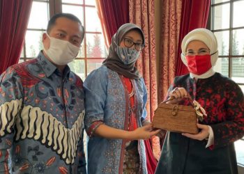 Ibu Negara Turki Jatuh Cinta pada Batik dan Tas Etnik Khas Indonesia