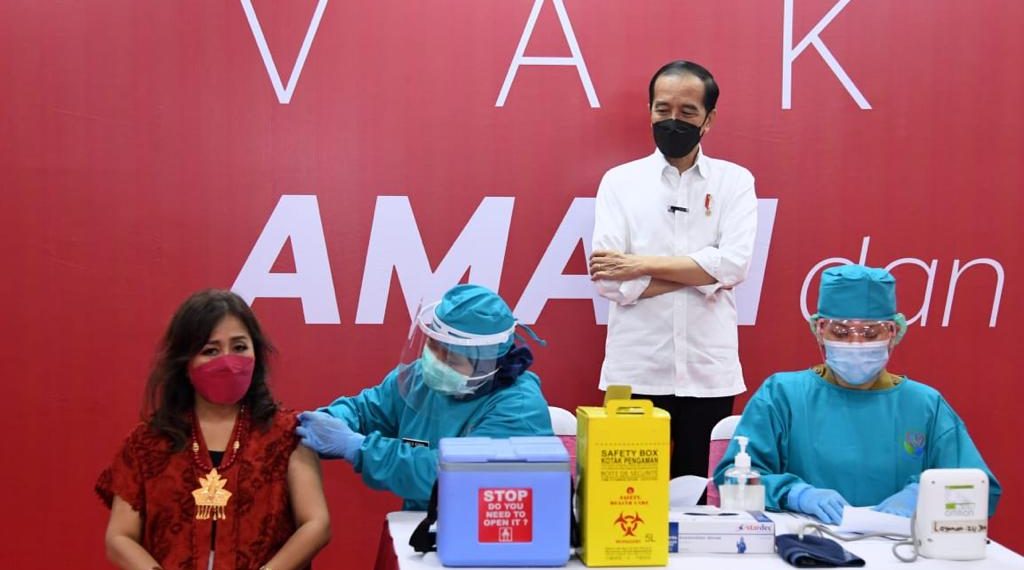 Presiden Jokowi Pantau Vaksinasi Massal di Thamrin City, Ingatkan 3M dan Disiplin Prokes