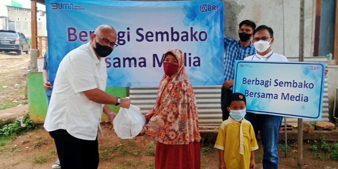 Kanwil BRI Jakarta II Salurkan Sembako ke Anak Yatim dan Lansia di Desa Cidokom, Bogor