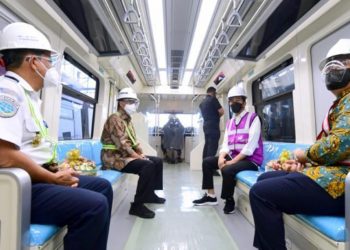Presiden Jokowi Tinjau LRT Jabodebek yang Ditargetkan Beroperasi Tahun 2022