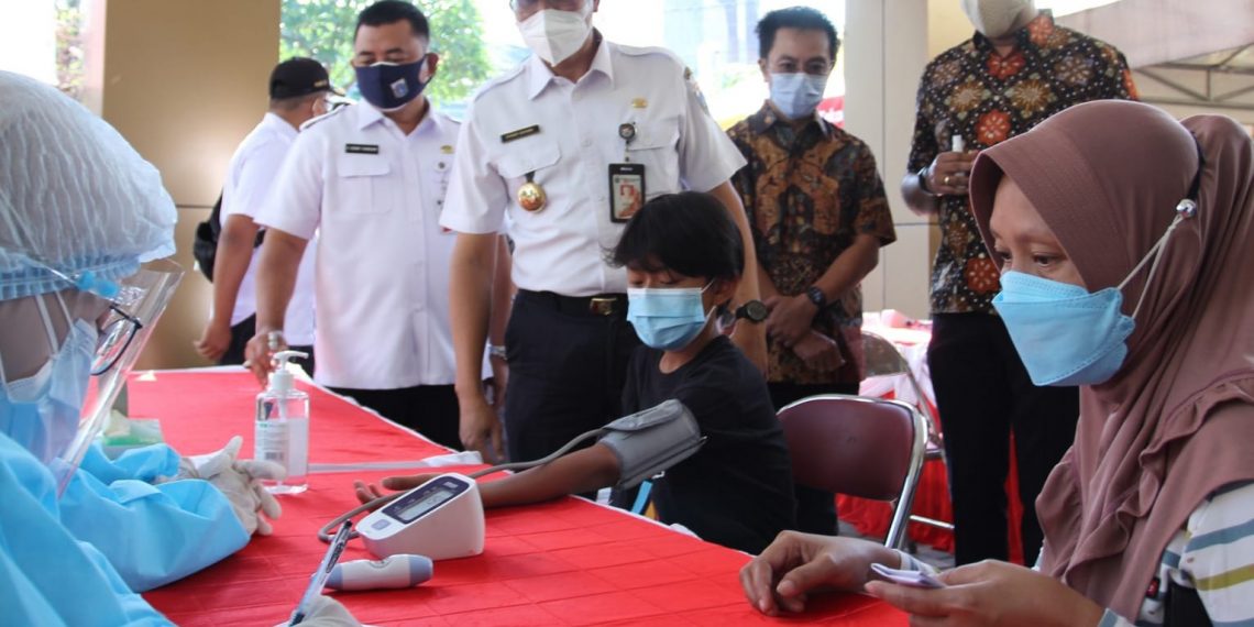 Mobil Klinik Indosat Ooredoo Berikan Vaksinasi