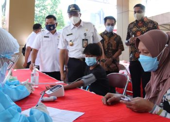 Mobil Klinik Indosat Ooredoo Berikan Vaksinasi