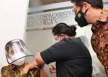 Pemerintah Mulai Penyuntikan Vaksin Booster untuk Nakes, Vaksinasi Pertama di RSCM