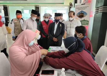 Tinjau Mobil Vaksin Keliling Bank DKI