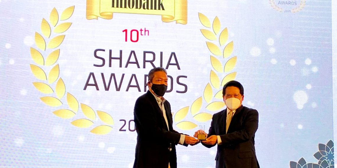 Direktur Utama Bank Syariah Indonesia Meraih Penghargaan Tokoh Syariah 2021 – The Rising Star in Islamic Banking
