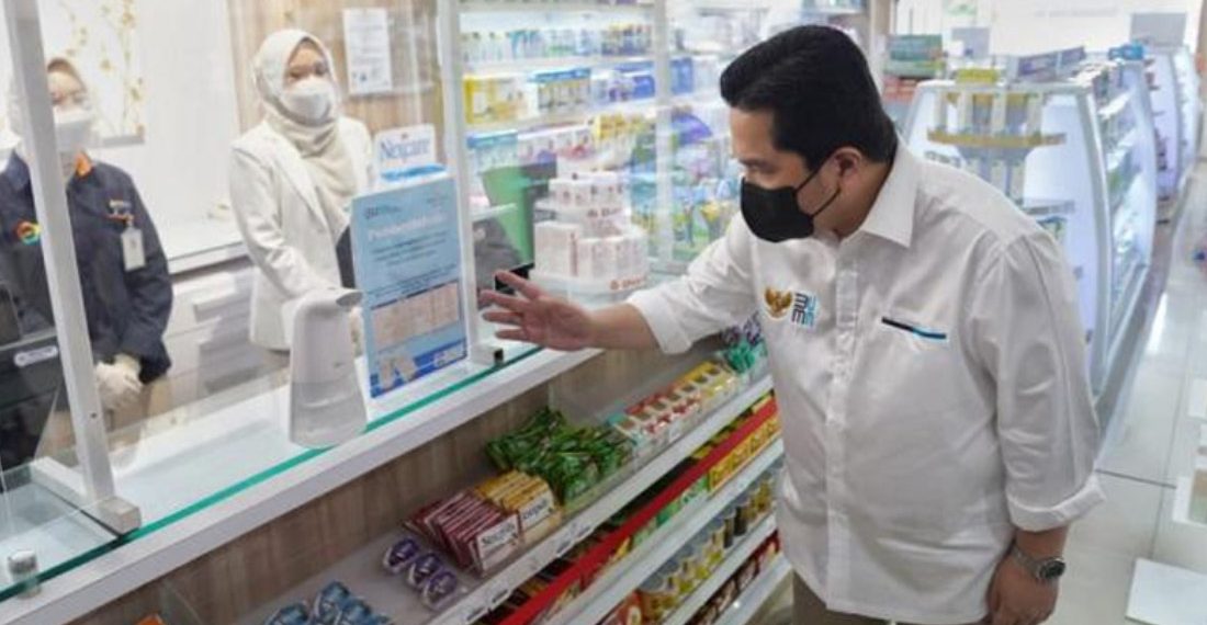 Nyamar Jadi Apoteker, Erick Thohir Cek Pelayanan Kimia Farma