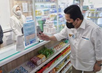 Nyamar Jadi Apoteker, Erick Thohir Cek Pelayanan Kimia Farma
