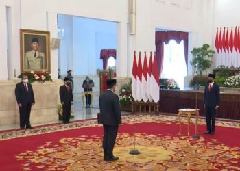 Sumpah Jabatan Kepala PPATK Ivan Yustiavananda Disaksikan Presiden Jokowi