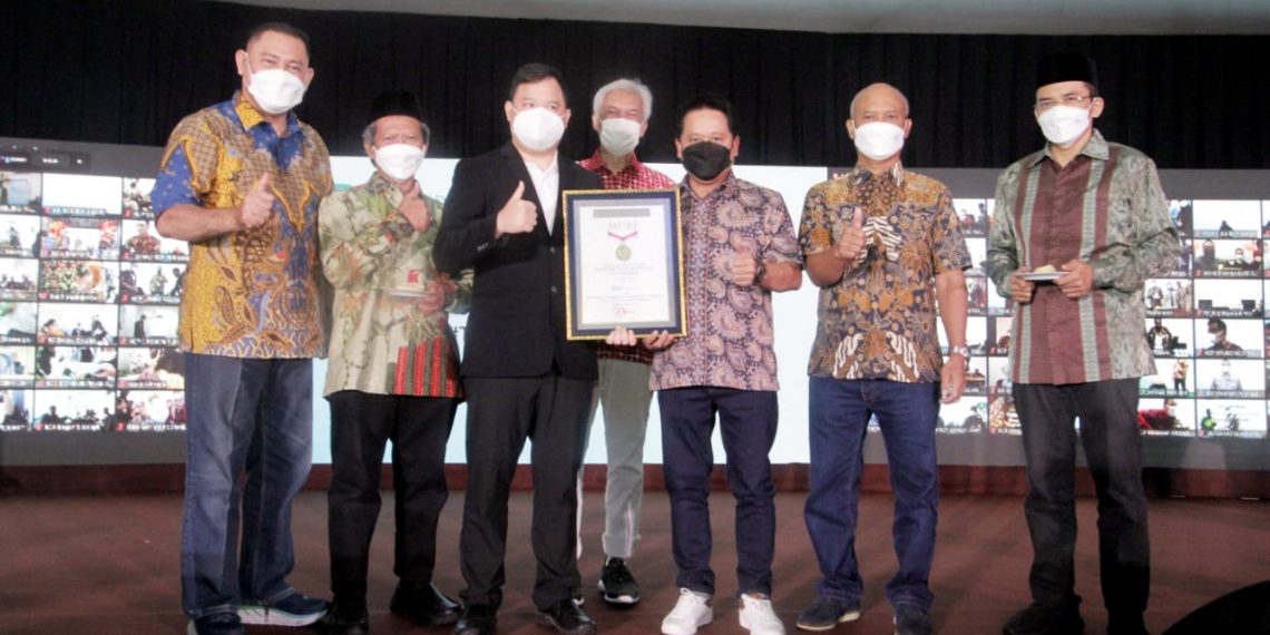 Tasyakuran BSI Pecahkan Rekor MURI, Pemotongan 1300 Tumpeng Kue Tradisional se-Indonesia