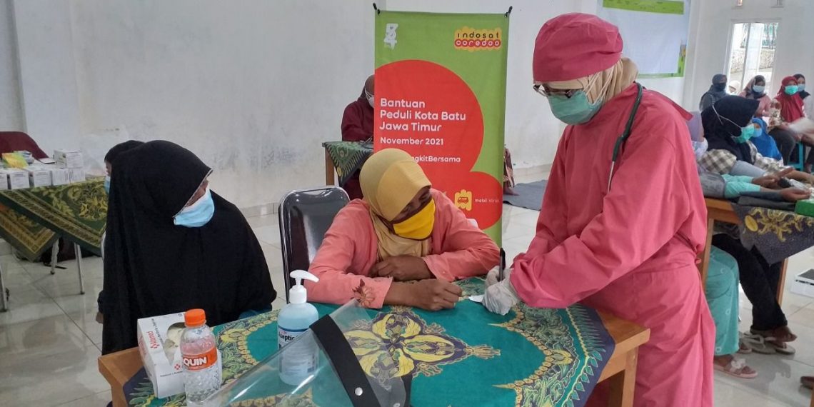 Dukung Pemulihan Pasca Bencana, Mobil Klinik Indosat Ooredoo Salurkan Bantuan Kepada Masyarakat Terdampak Banjir