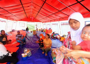 Tinjau Pengungsian Erupsi Semeru