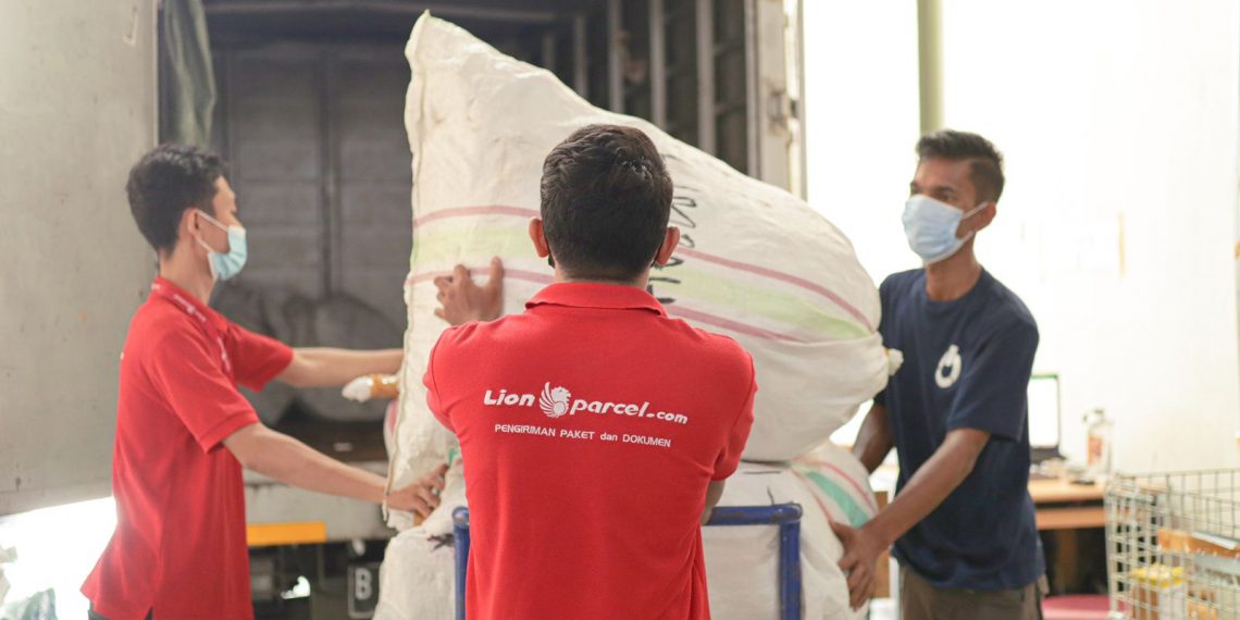 Lion Parcel Kurangi Lebih dari 1,6 Ton Sampah Anorganik untuk Didaur Ulang