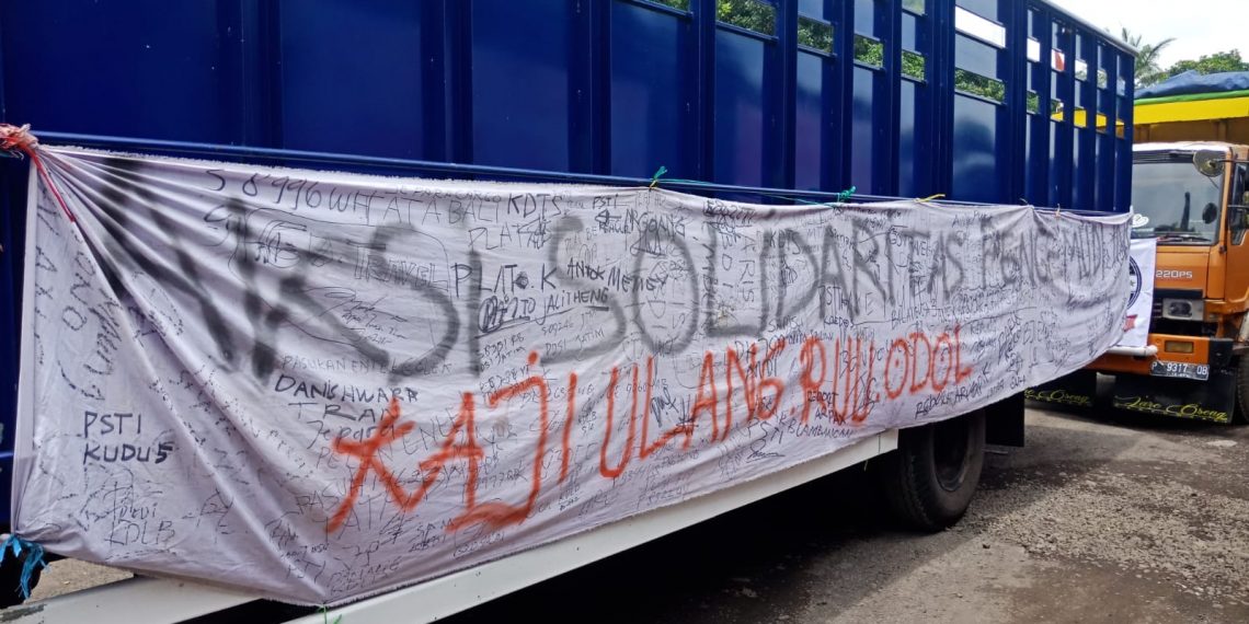 Hilangkan Mata Pencaharian, Ribuan Sopir Truk Demo Tolak Zero ODOL di Banyuwangi