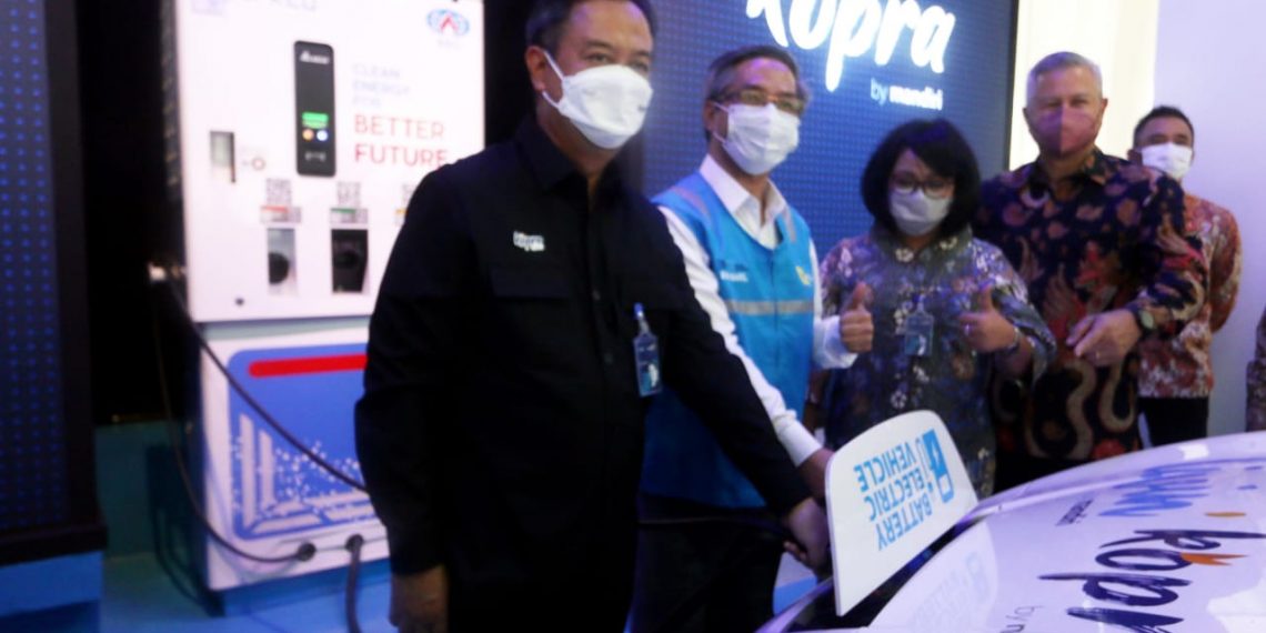 Pengoperasian SPKLU di Plaza Mandiri