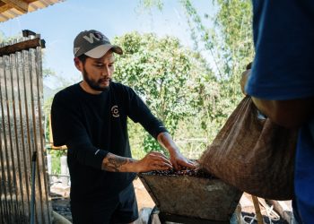 Mikael Jasin: Mengubah Limbah Kopi Menjadi Sumber Daya Berharga