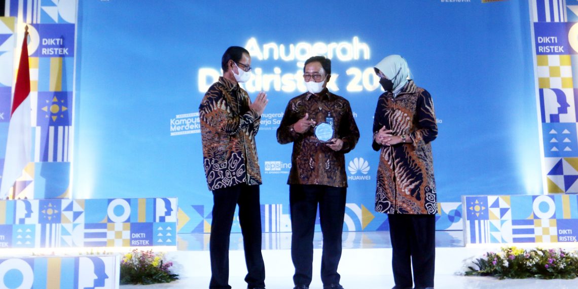 BNI Terima Anugerah Mitra Kemdikbud Ristek