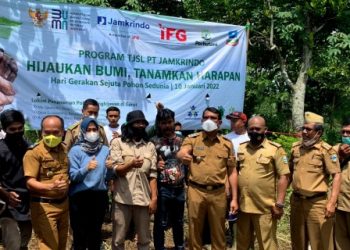 Jamkrindo Serentak Tanam Pohon Penghijauan di Garut dan Tuban