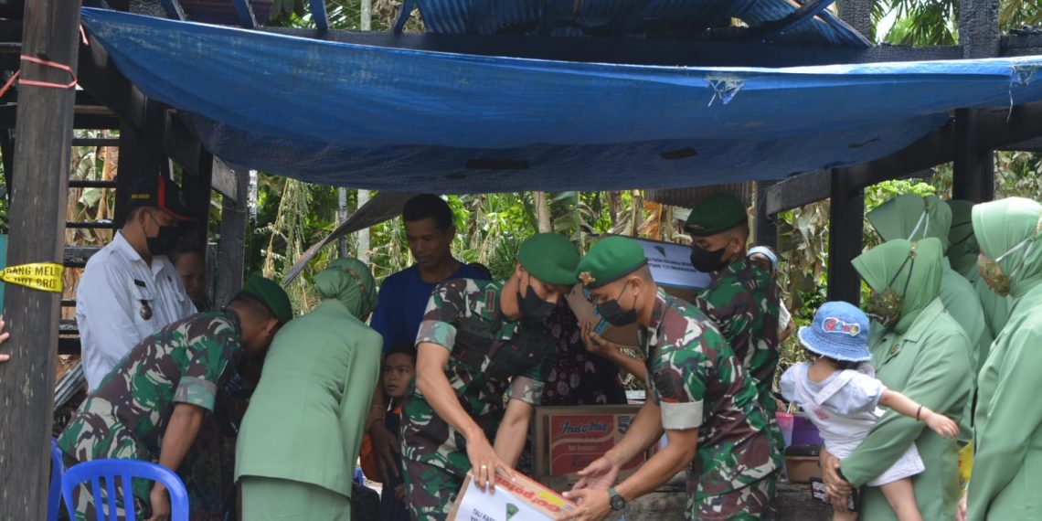 Danyonif 721/Mks Beserta Ketua Persit KCK Ranting 2 Yonif 721 Cabang XII Brigif 11 PD XIV/Hasanuddin melaksanakan kegiatan Bakti Sosial dan Anjangsana