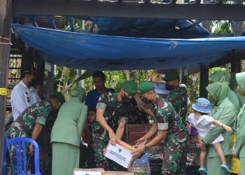 Danyonif 721/Mks Beserta Ketua Persit KCK Ranting 2 Yonif 721 Cabang XII Brigif 11 PD XIV/Hasanuddin melaksanakan kegiatan Bakti Sosial dan Anjangsana