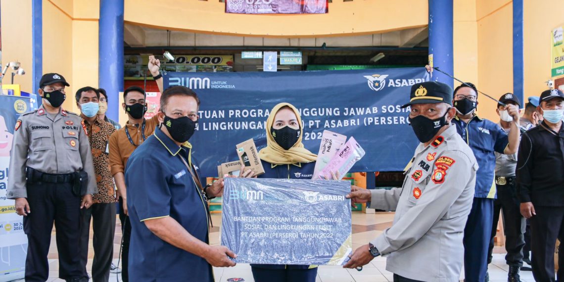 Asabri Serahkan Masker ke Pos Polisi Pasar Induk Kramat Jati