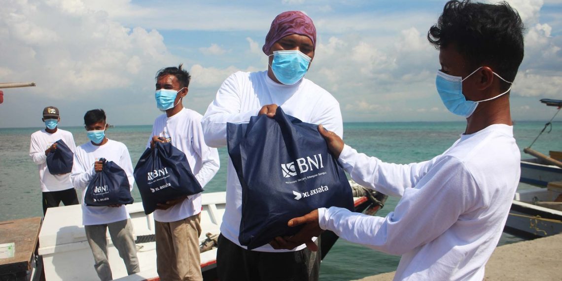 Sahur on The Boat 2022, Jurnalis Bagikan Paket Kebutuhan Ramadan untuk Warga Pesisir Serang