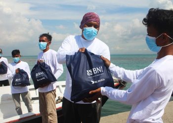 Sahur on The Boat 2022, Jurnalis Bagikan Paket Kebutuhan Ramadan untuk Warga Pesisir Serang