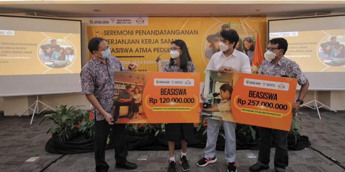 Unika Atma Jaya Berikan Beasiswa