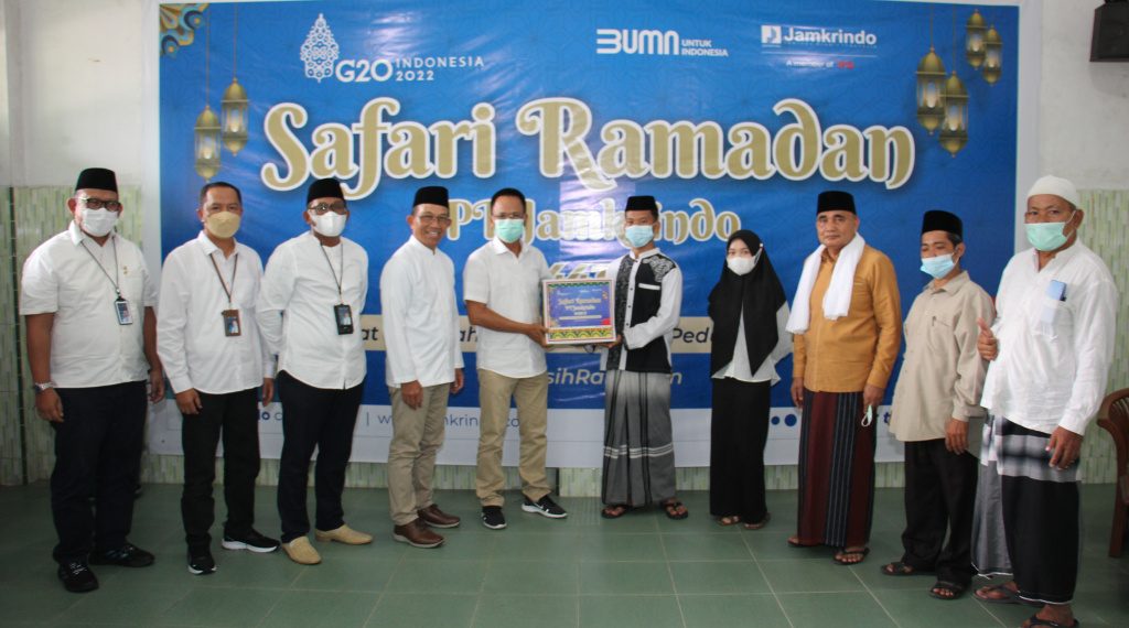 Jamkrindo Bagikan Sembako dan Santunan di Medan