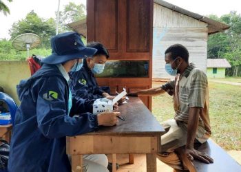 Menjalin Komunikasi Dengan Masyarakat  Di Dusun Terpencil Papua