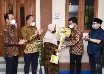 Bank Mandiri Taspen Lakukan CSR Bedah Rumah di Surakarta