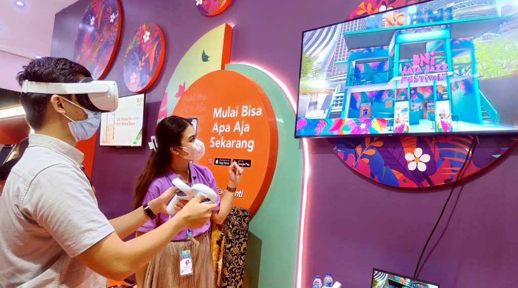Pengunjung Mencoba Metaverase BNI