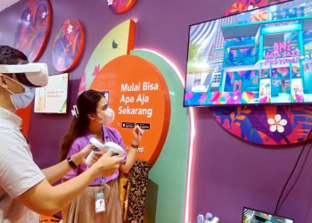 Pengunjung Mencoba Metaverase BNI