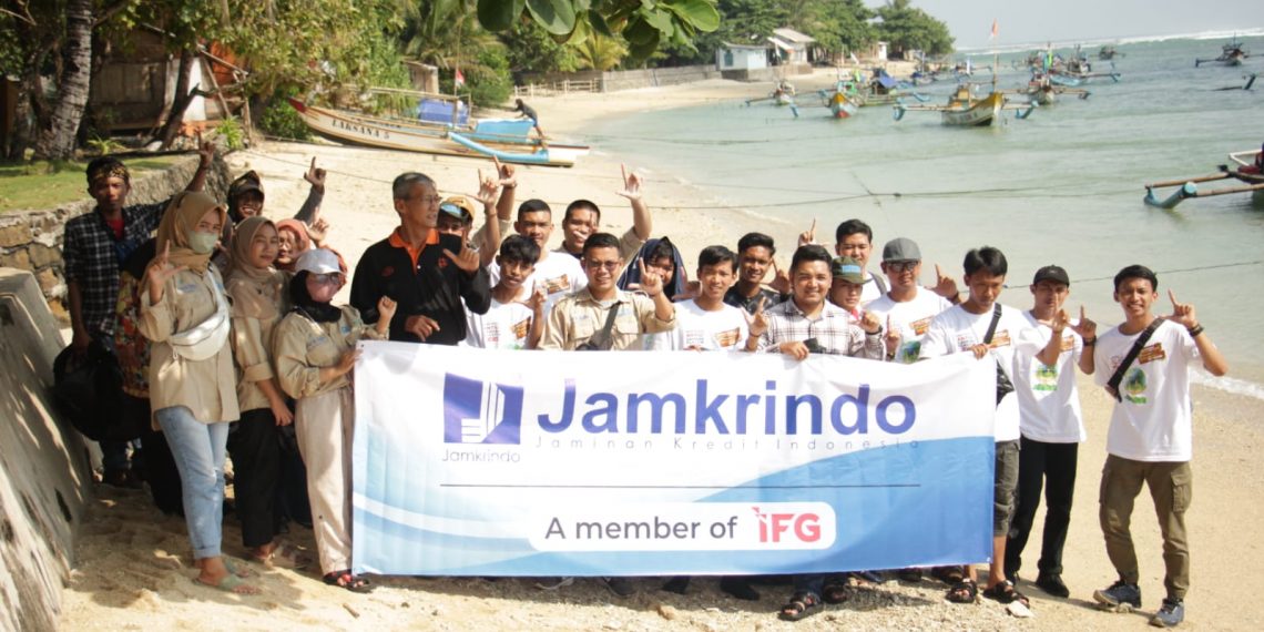 Peringati Hari Lingkungan, Jamkrindo Berkolaborasi Lakukan Aksi Bersih-Bersih Pantai
