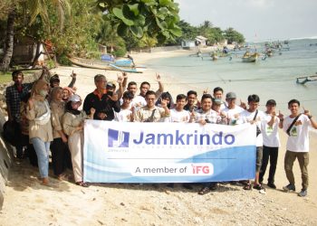 Peringati Hari Lingkungan, Jamkrindo Berkolaborasi Lakukan Aksi Bersih-Bersih Pantai