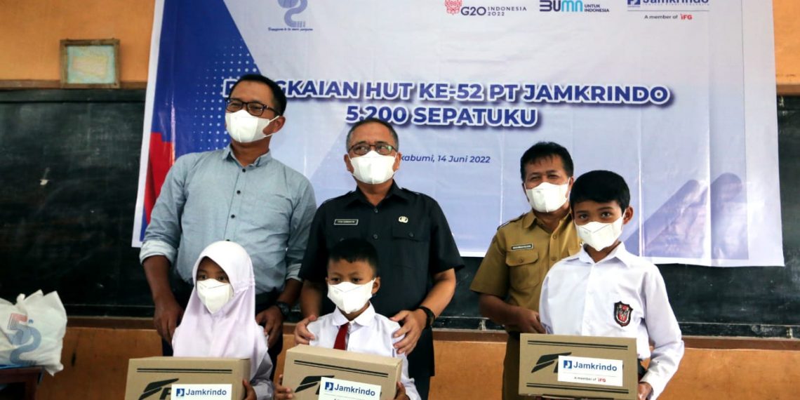 Jamkrindo Mulai Distribusikan Bantuan 5.200 Sepatu untuk Anak Sekolah