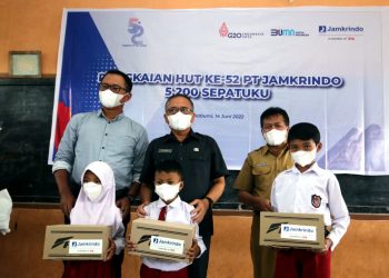 Jamkrindo Mulai Distribusikan Bantuan 5.200 Sepatu untuk Anak Sekolah